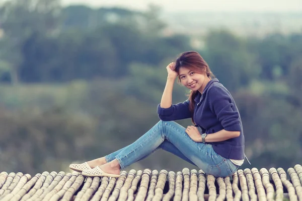 Ásia Mulher Posando Ponto Vista Com Mountrain — Fotografia de Stock