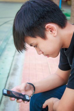 Genç çocuk istimal telefon içinde Tayland.