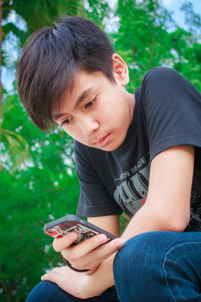 Tizenéves Fiú Telefont Thaiföldön — Stock Fotó