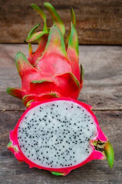 Dragon meyve ahşap arka plan, Hylocercus undatus üzerinde.