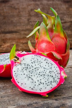 Dragon meyve ahşap arka plan, Hylocercus undatus üzerinde.