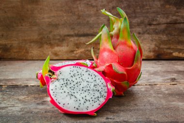 Dragon meyve ahşap arka plan, Hylocercus undatus üzerinde.