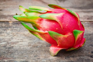 Dragon meyve ahşap arka plan, Hylocercus undatus üzerinde.