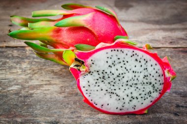 Dragon meyve ahşap arka plan, Hylocercus undatus üzerinde.