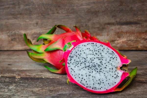 Dragon meyve ahşap arka plan, Hylocercus undatus üzerinde.