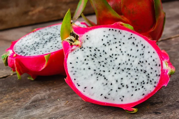 Dragon meyve ahşap arka plan, Hylocercus undatus üzerinde.