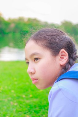 Mutlu kız okul üniforması ve bahar bahçe içinde gülümseyen.