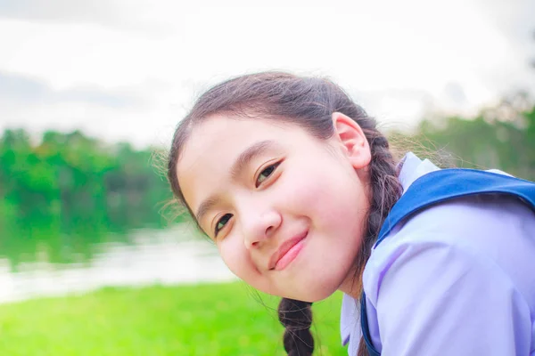 Šťastná Dívka Školní Uniformu Usmívá Jarní Zahradě — Stock fotografie
