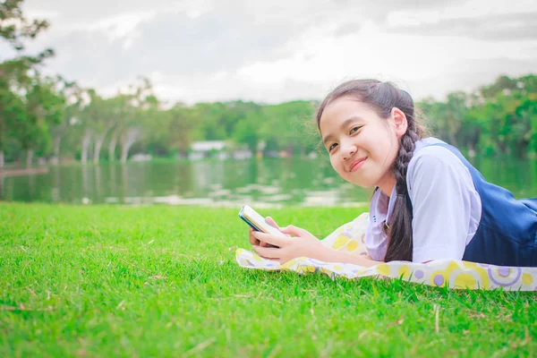 Ragazza Felice Con Uniforme Scolastica Sorridente Nel Giardino Primaverile — Foto Stock