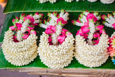 Taze çiçek direksiyon simidi, Yasemin Gül çelenk, Yasemin çiçeği Tayland'da sokak pazarında, direksiyon simidi.