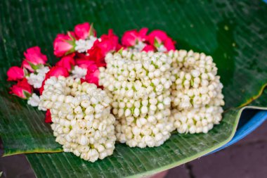 Taze çiçek direksiyon simidi, Yasemin Gül çelenk, Yasemin çiçeği Tayland'da sokak pazarında, direksiyon simidi.