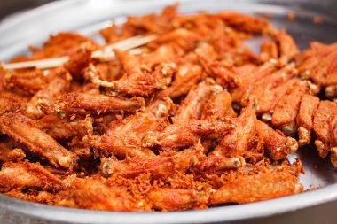 Kızarmış tavuk kanatları, sokak gıda.