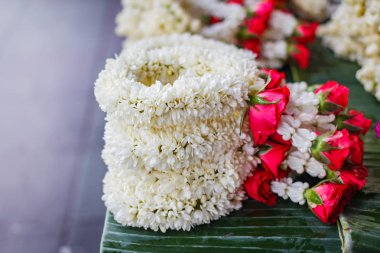 Taze çiçek direksiyon simidi, Yasemin Gül çelenk, Yasemin çiçeği Tayland'da sokak pazarında, direksiyon simidi.