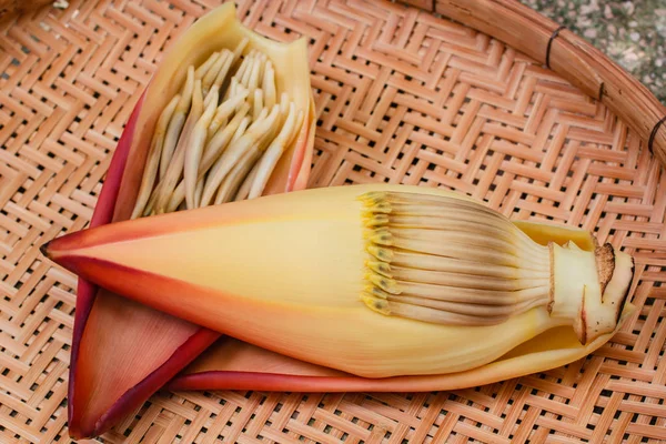 泰国竹托盘上的香蕉花 — 图库照片
