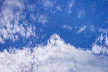 mavi gökyüzünde bulutlar çok çok güzel.