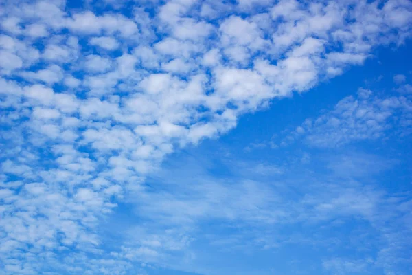 Mavi Gökyüzünde Bulutlar Çok Çok Güzel — Stok fotoğraf