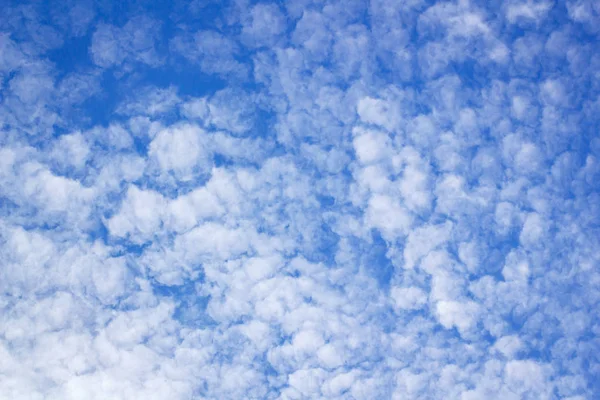 青い空には雲が非常に美しい — ストック写真