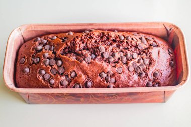 Çikolatalı kahvaltı ya da tatlı için ev yapımı çikolatalı kek.