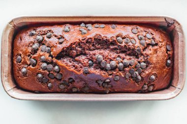 Çikolatalı kahvaltı ya da tatlı için ev yapımı çikolatalı kek.