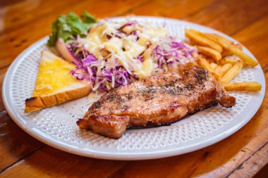 Sebze salatası, Tay tarzında hizmet kara biber biftek.