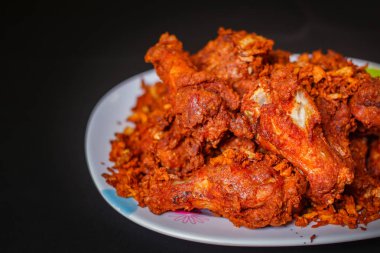 Sıcak ve gevrek kızarmış tavuk budu, Tay tarzında.