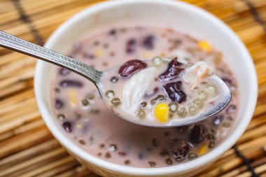 Sagopa kajmer ve siyah fasulye ile genç Hindistan cevizi, Hindistan cevizi krem de Tay tatlı.