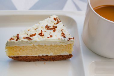 Zaman kavramı kek iki ton (vanilya ve çikolata) ve kahve ile kırmak.