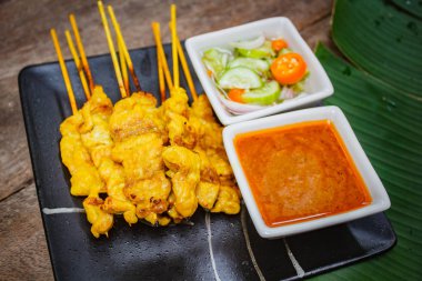 Domuz eti satay, ızgara domuz eti tatlı ekşi sos ile.