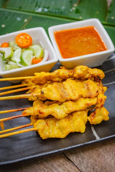 Sate Babi Babi Panggang Disajikan Dengan Saus Asam Manis — Stok Foto