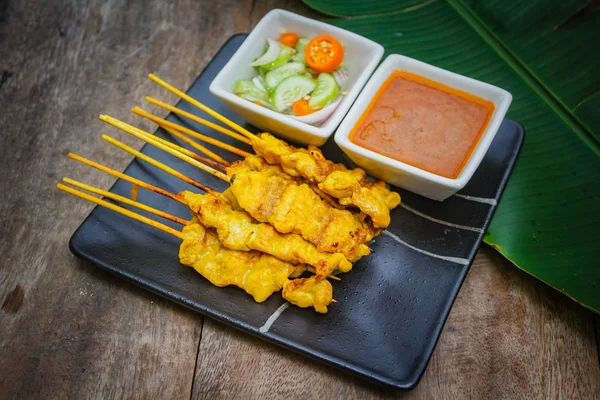 Satay Cerdo Cerdo Parrilla Servido Con Salsa Agridulce —  Fotos de Stock