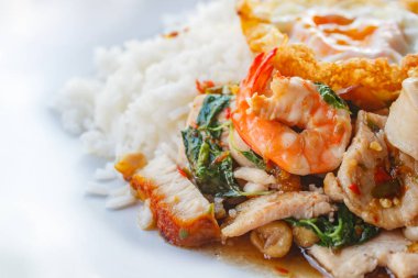 Tavada kızartılmış domuz eti, kalamar, karides, tavuk, gevrek domuz eti ve fesleğen ve kızarmış yumurta ile tepesinde pirinç.