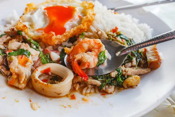 Arroz Cubierto Con Cerdo Frito Calamares Camarones Pollo Cerdo Crujiente — Foto de Stock