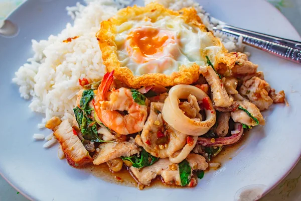 Arroz Cubierto Con Cerdo Frito Calamares Camarones Pollo Cerdo Crujiente — Foto de Stock