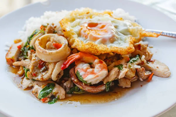 Arroz Cubierto Con Cerdo Frito Calamares Camarones Pollo Cerdo Crujiente — Foto de Stock