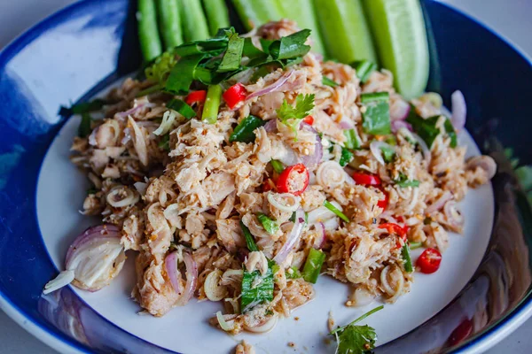 マグロのハーブ 自家製タイ風ピリ辛サラダ — ストック写真