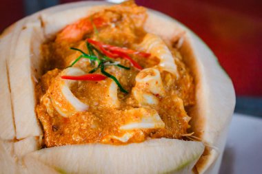 Balık Köri Yapıştır ile hindistan cevizinin içine haşlanmış Tayland Gıda.