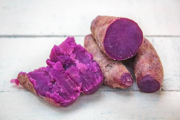 ゆで有機スイート ポテト 紫色の山芋山芋 — ストック写真