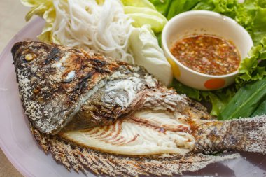 Izgara balık Tuz kabuklu ve karışımı sebze gıda Tay tabakta.