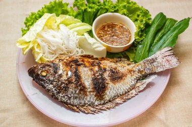 Izgara balık Tuz kabuklu ve karışımı sebze gıda Tay tabakta.