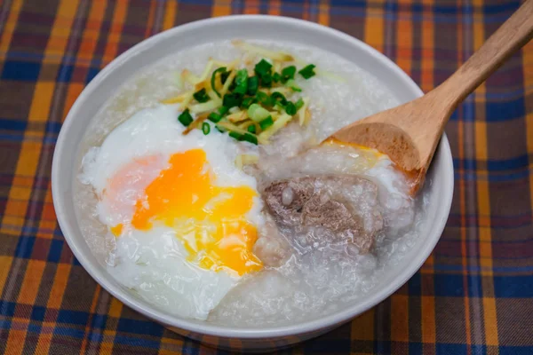 Porridge Riz Oeuf Dur Gingembre Oignon Printemps Haché Style Thaï — Photo