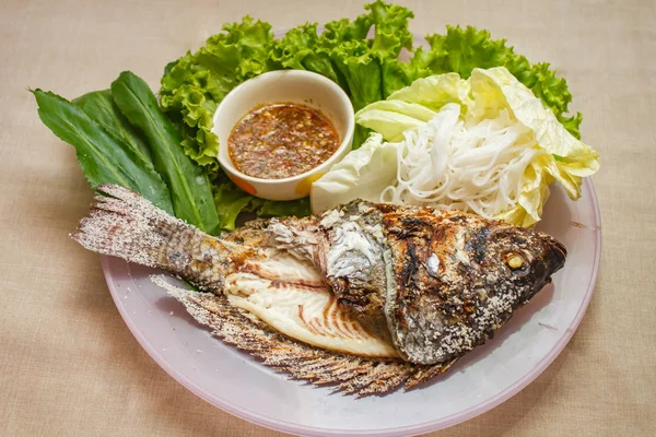 塩をまぶしたグリル魚やプレート タイ料理のミックス野菜 — ストック写真