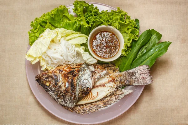 Sal Crusted Grelhado Peixe Misture Vegetais Prato Comida Tailandesa — Fotografia de Stock