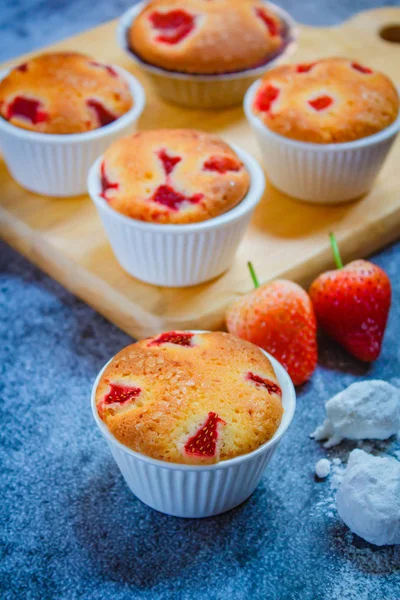 Finom strawberry cupcake stílus házi, Valentin koncepció. — Stock Fotó