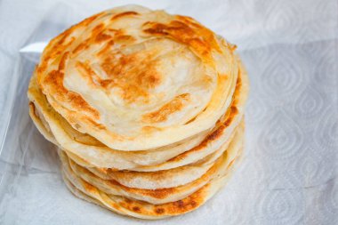 Kızarmış gevrek roti, Tay tarzında yığını.