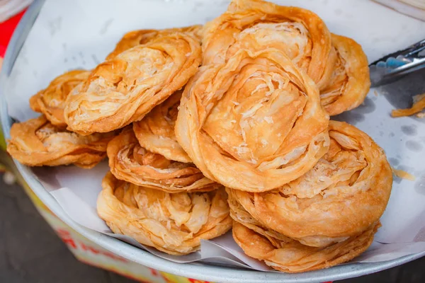 Montón de roti crujientes fritos, estilo tailandés . — Foto de Stock