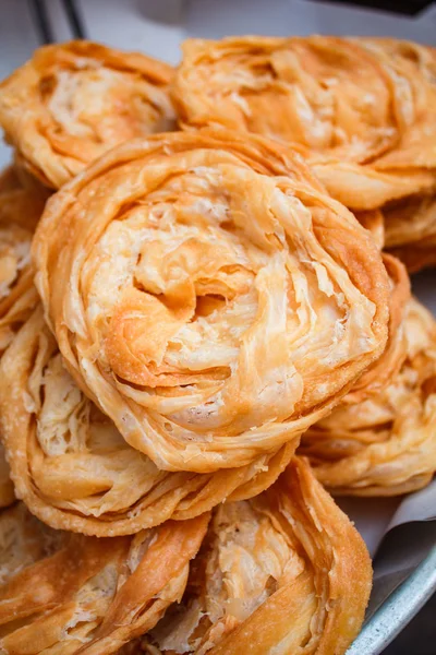 Montón de roti crujientes fritos, estilo tailandés . — Foto de Stock