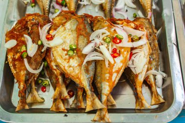 Tayland pazar sokakta kızarmış uskumru.