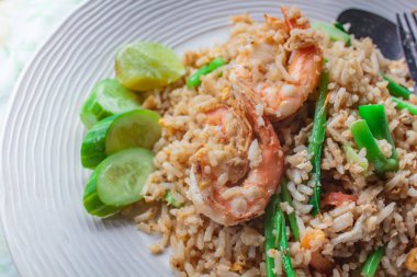 Beyaz tabakta karidesli kızarmış pirinç..