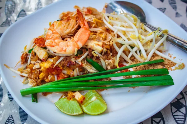 "Pad Thai "nouilles thaïlandaises frites aux crevettes et légumes . — Photo