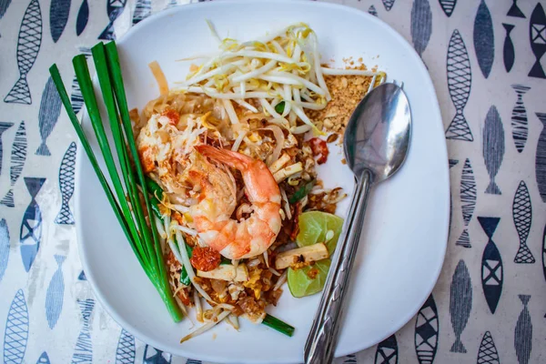 "Pad Thai "Fideos fritos tailandeses con camarones y verduras . —  Fotos de Stock